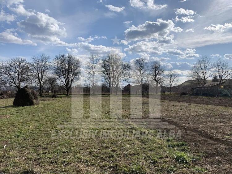 Teren Construcții intravilan de 2200 mp, în Pâclișa