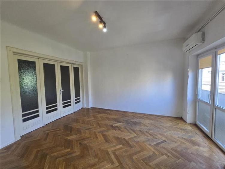 Apartament cu 3 camere decomandat în Calea Victoriei