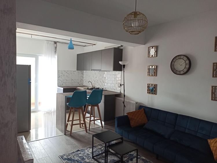 Apartament cu 2 camere semidecomandat, mobilat în Nord-Vest