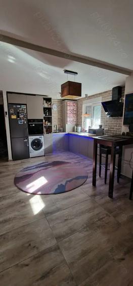 Apartament cu 3 camere semidecomandat în 1 Mai