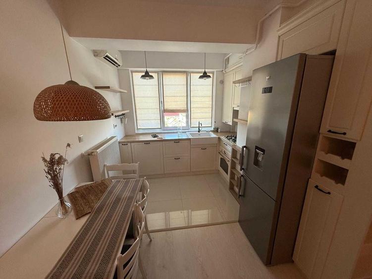 Apartament cu 3 camere semidecomandat în Central