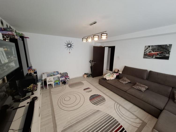 Apartament cu 4 camere decomandat, mobilat în Poarta 6