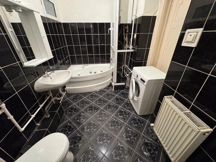 Apartament cu 3 camere semidecomandat în P-ța Unirii