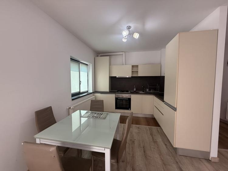 Apartament cu 3 camere decomandat, mobilat în Cetate