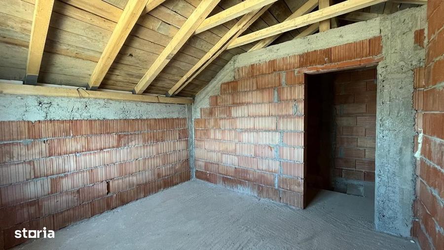 Casă cu 4 camere cu Teren 285 Mp în Urseni