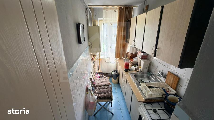Apartament cu 3 camere semidecomandat în Craiovița Nouă