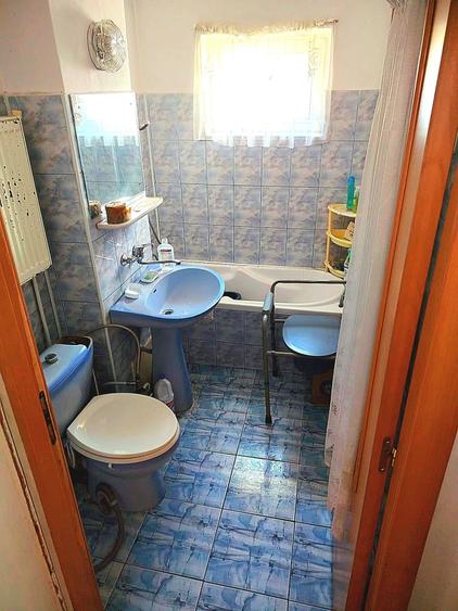 Apartament cu 3 camere semidecomandat în Mioriței