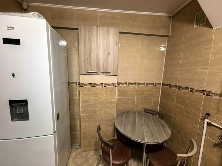 Apartament cu 3 camere semidecomandat în Giulești