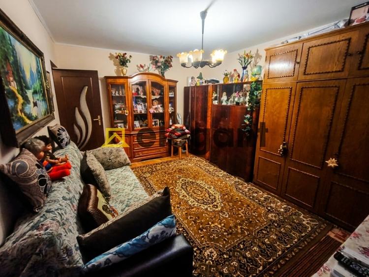 Apartament cu 3 camere decomandat în Rovine