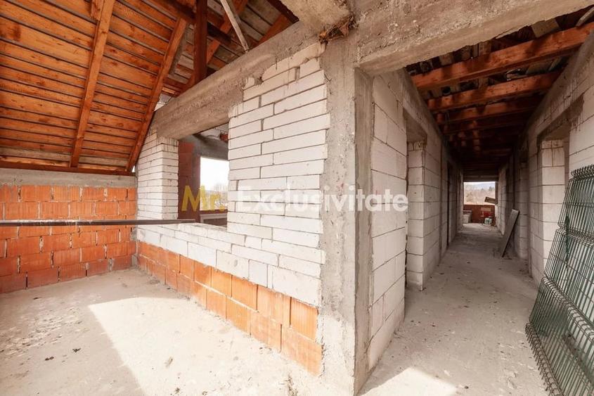 Casă cu Teren 4563 Mp în Bughea de Sus