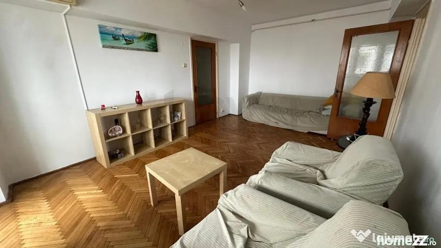 Apartament cu 3 camere semidecomandat în 1 Mai