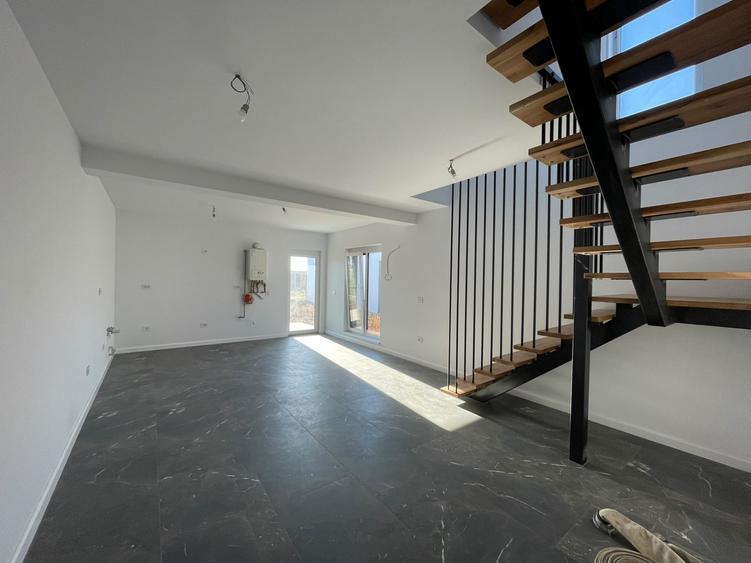 Duplex cu 4 camere cu Canalizare în Covaci