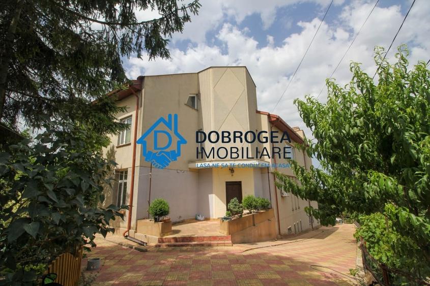 Casă individuală cu 8 camere cu Canalizare în Central
