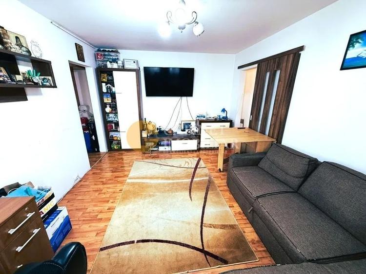 Apartament cu 3 camere semidecomandat, mobilat în Alexandru cel Bun