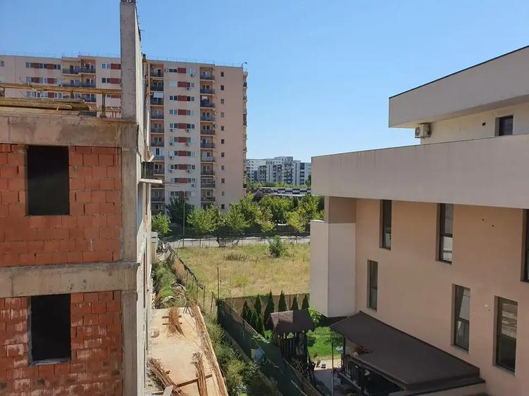 Apartament cu 3 camere decomandat în Titan