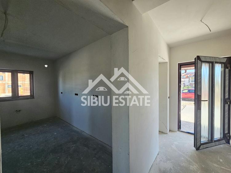 Duplex cu 5 camere cu Canalizare în Șura Mică
