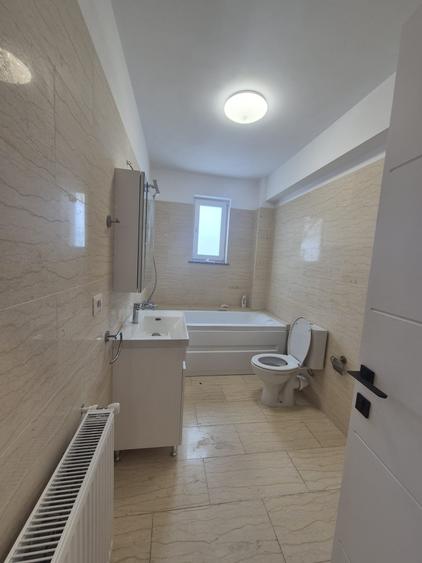 Apartament cu 3 camere semidecomandat în Exterior Sud