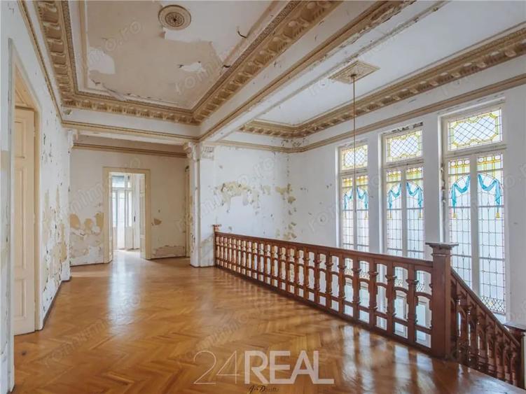 Casă cu 16 camere în Romană