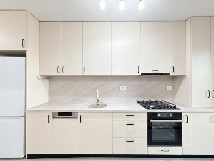 Apartament cu 3 camere decomandat, mobilat în Lipovei