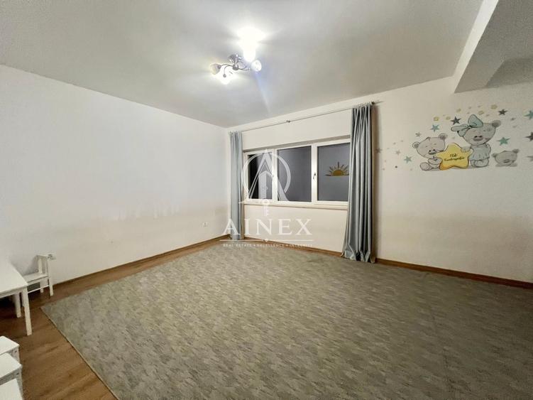 Casă individuală cu 8 camere cu Canalizare în Dumbrăvița