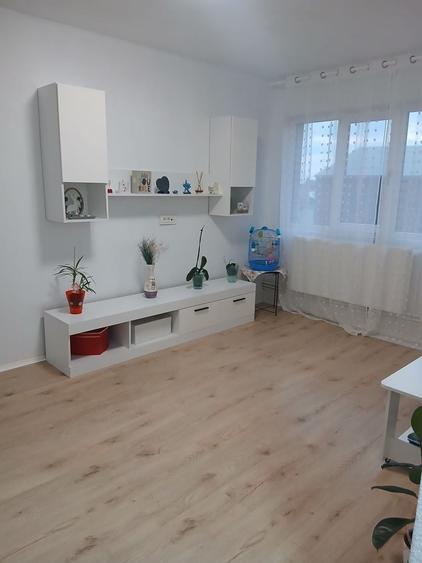Apartament cu 3 camere semidecomandat, mobilat în Sălaj