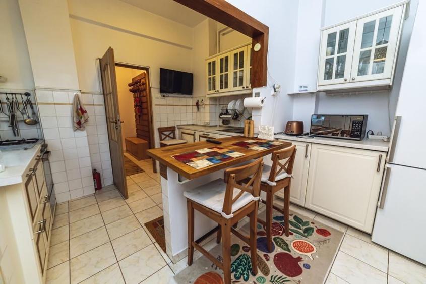 Apartament cu 4 camere decomandat, mobilat în Cișmigiu