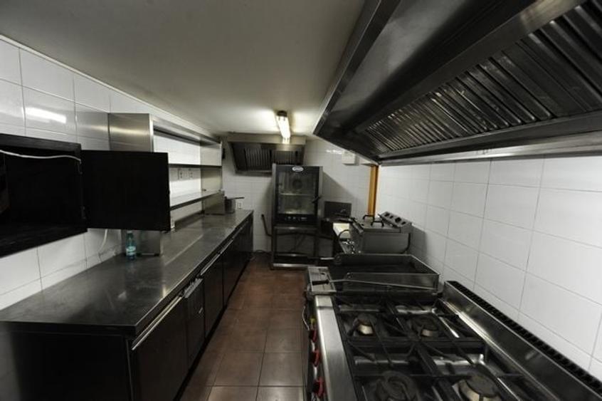 Spațiu comercial, de 900 mp, în P-ța Universității
