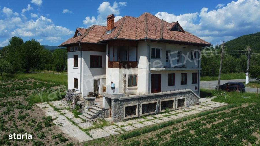 Casă cu 4 camere în Bujoreni