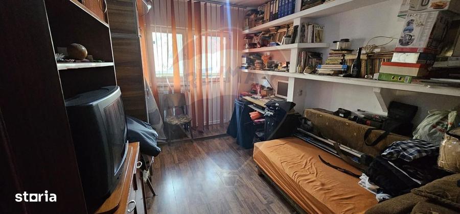 Apartament cu 4 camere decomandat în Coman