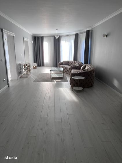 Casă cu 7 camere cu Teren 1000 Mp în Vest