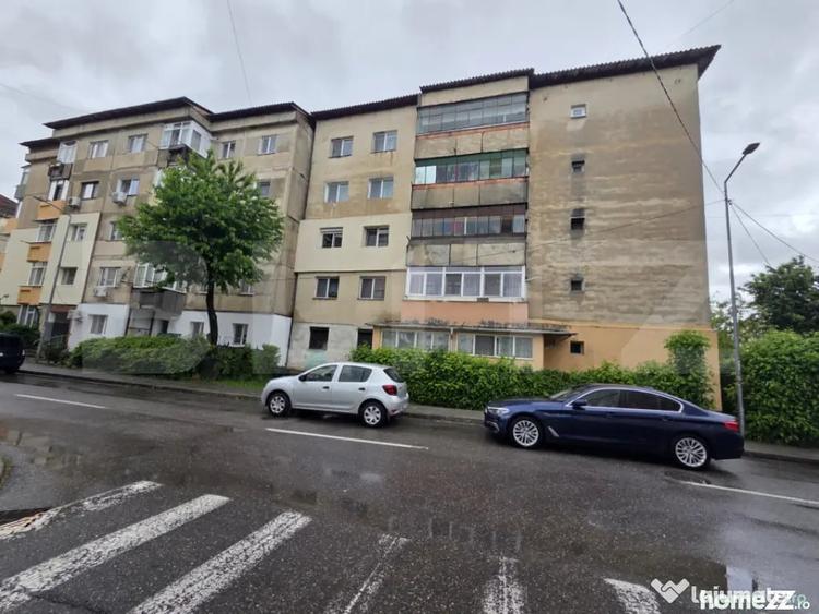 Apartament cu 3 camere decomandat în Est