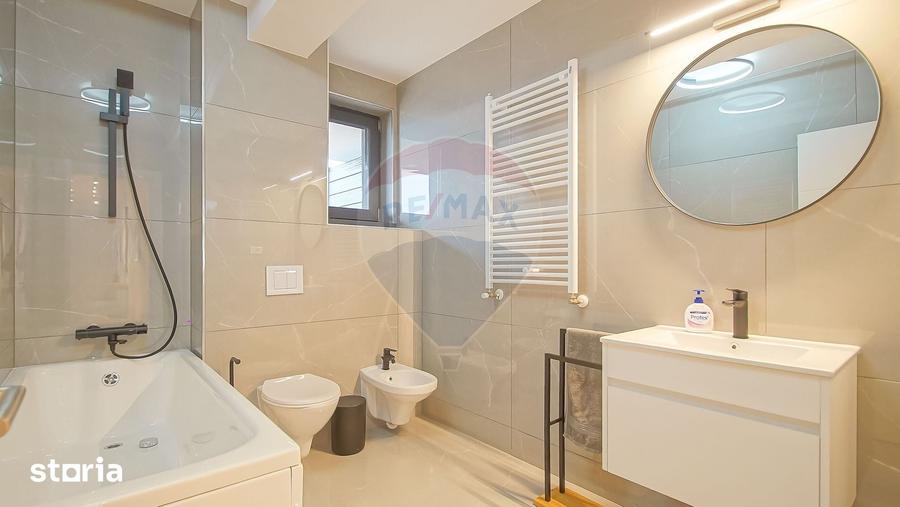 Apartament cu 3 camere decomandat în Tractorul