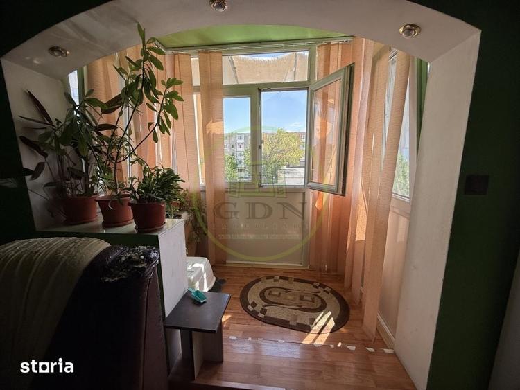Apartament cu 3 camere semidecomandat în Craiovița Nouă