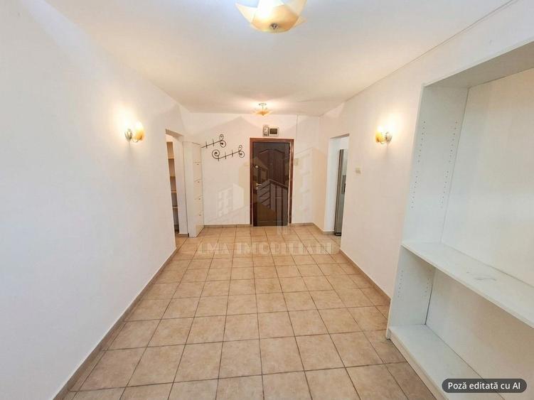 Apartament cu 4 camere semidecomandat în Triaj