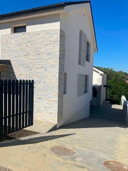 Duplex cu 4 camere cu Teren 250 Mp în Dezmir