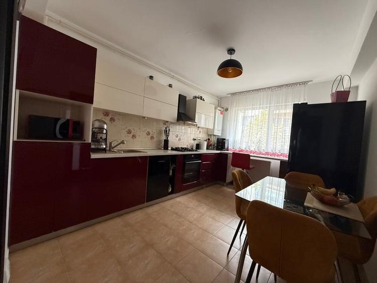 Apartament cu 3 camere decomandat, mobilat în Central