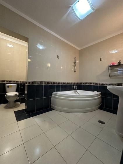 Casă cu 5 camere cu Teren 400 Mp în Central