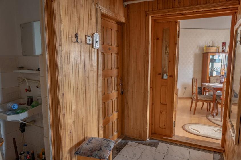 Apartament cu 3 camere decomandat, mobilat în Moinești