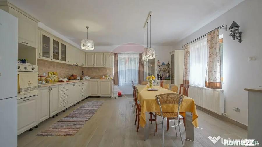 Casă cu 10 camere cu Teren 2789 Mp în Glăjărie