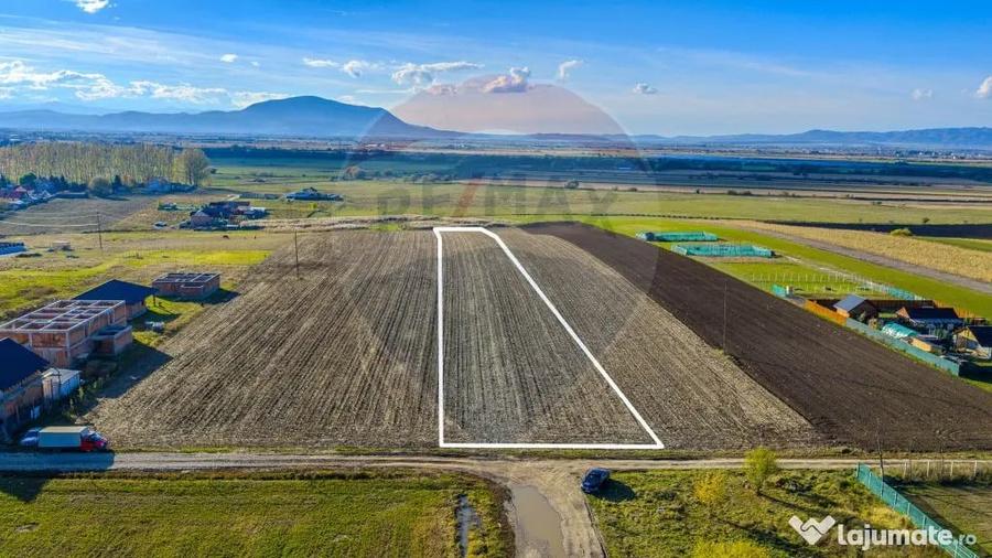 Teren de 8900 mp, în Sânpetru
