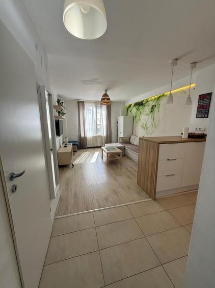 Apartament cu 2 camere semidecomandat, mobilat în P-ța Universității