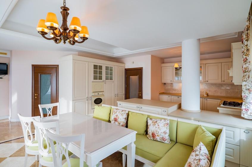 Penthouse cu 5 camere decomandat, mobilat în Central