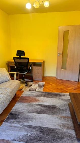Apartament cu 3 camere decomandat, mobilat în Torontalului