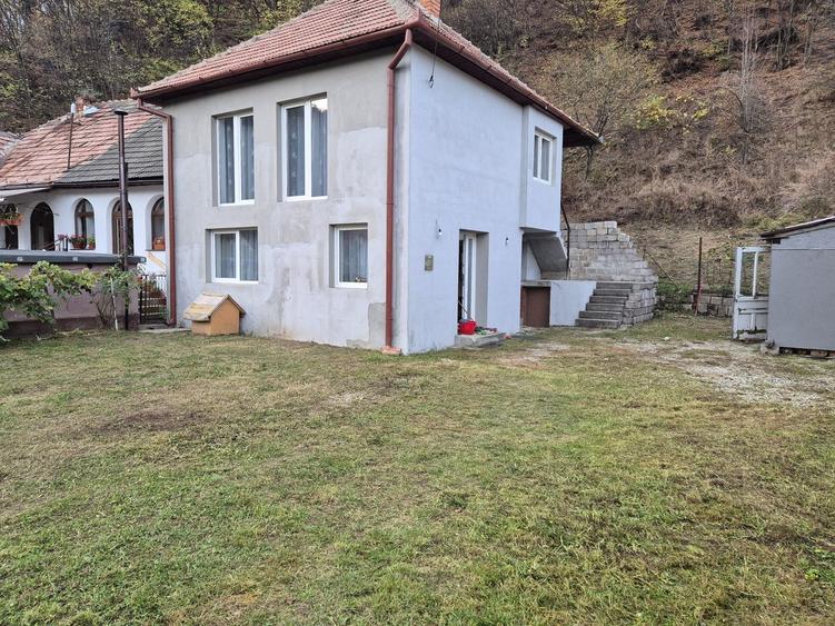 Casă cu 4 camere în Poiana Mărului