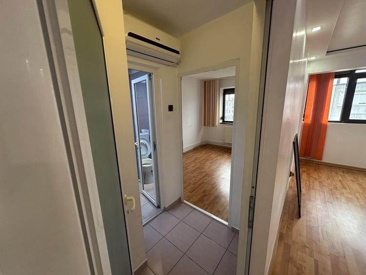 Apartament cu 3 camere semidecomandat în Hipodrom