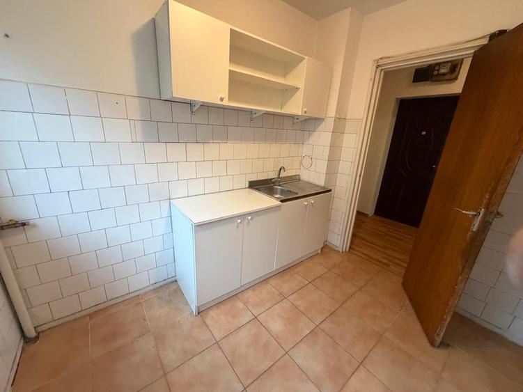 Apartament cu 3 camere semidecomandat în Titan