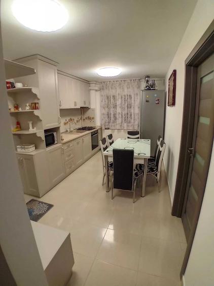 Apartament cu 4 camere decomandat, mobilat în P-ța Doina