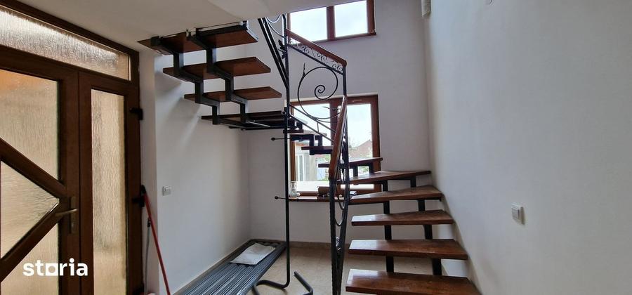 Casă cu 5 camere cu Teren 420 Mp în Trei Stejari