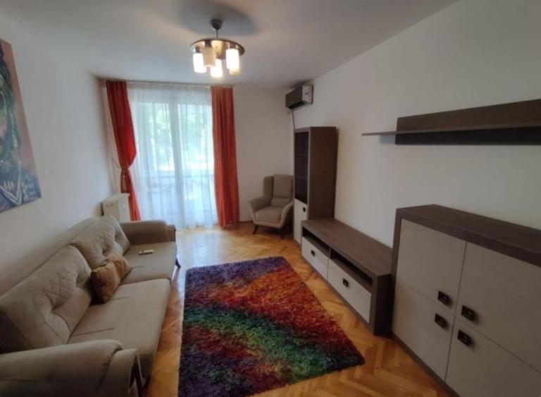 Apartament cu 3 camere decomandat în Dristor