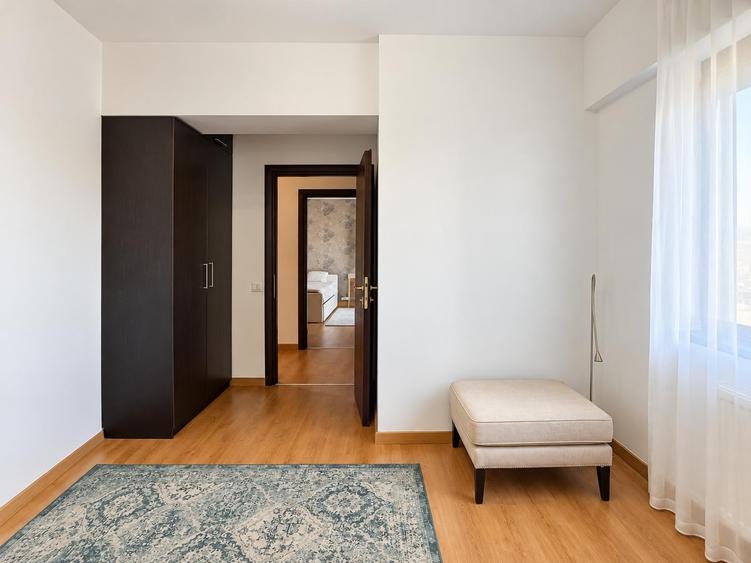 Apartament cu 4 camere semidecomandat, mobilat în Pipera